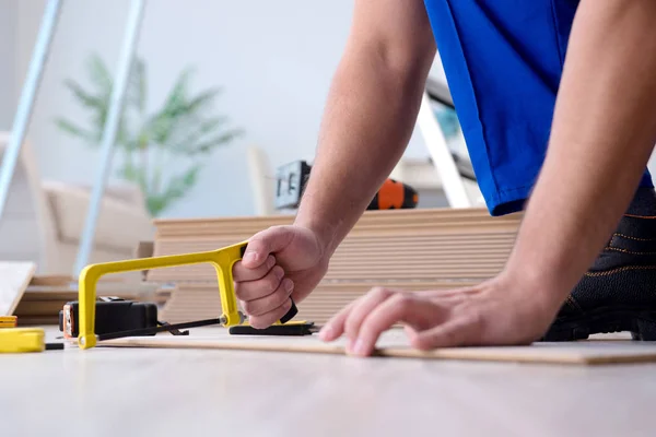 Mai pose stratifié plancher à la maison — Photo