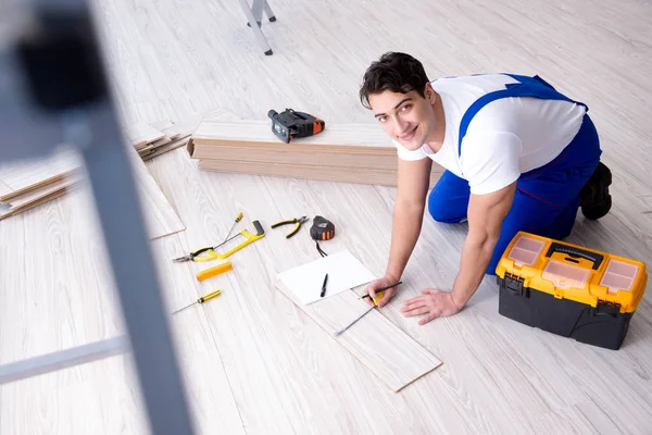 Mai pose stratifié plancher à la maison — Photo