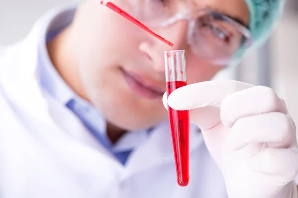 Testes de sangue no laboratório com jovens cientistas — Fotografia de Stock