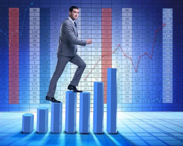 Empresário escalando gráficos de barras no conceito de negócio — Fotografia de Stock