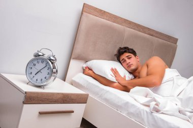 Adam sabahları uyanmakta zorlanıyor.