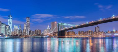 Manhattan ve Brooklyn köprüsünün gece manzarası