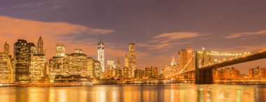 Manhattan ve Brooklyn köprüsünün gece manzarası