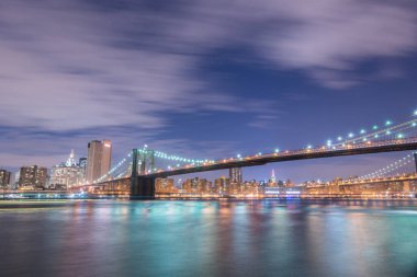 Manhattan ve Brooklyn köprüsünün gece manzarası
