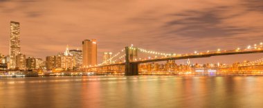Manhattan ve Brooklyn köprüsünün gece manzarası