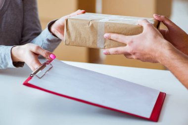 Paket teslim eden teslimatçı.