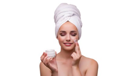 Beyaz izole krema ile genç güzel kadın