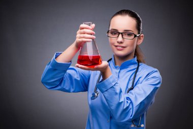 Tıbbi konseptte genç doktor