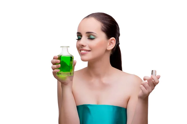 Yeşil parfüm şişe tutan kadın — Stok fotoğraf
