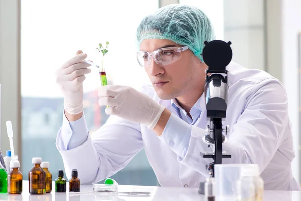Biotechnológiai koncepció tudóssal a laborban — Stock Fotó