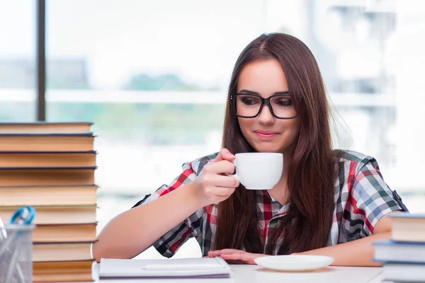 Estudiante joven preparándose para exámenes universitarios —  Fotos de Stock