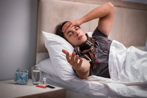 Nemocný člověk odpočívá v posteli — Stock fotografie