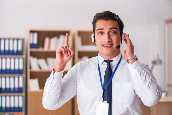 Knappe bediende van de klantenservice met headset — Stockfoto