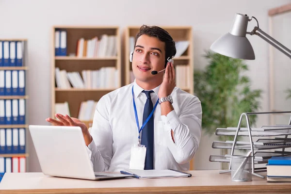 Commis au service à la clientèle beau avec casque — Photo