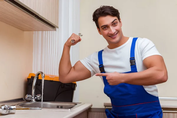 Молодой ремонтник, работающий на кухне — стоковое фото