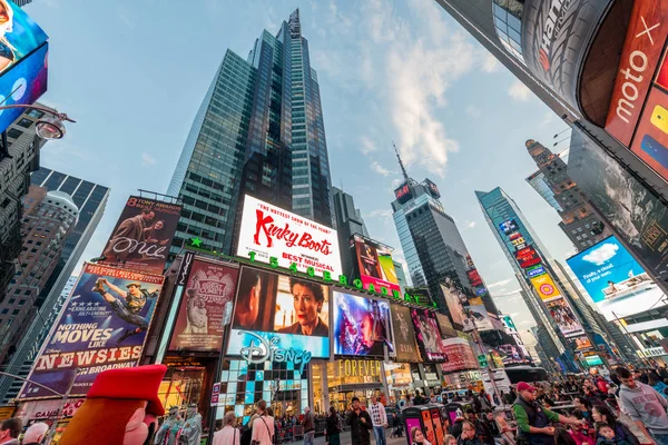 Nova Iorque - 22 de dezembro de 2013: Times Square em 22 de dezembro nos EUA — Fotografia de Stock