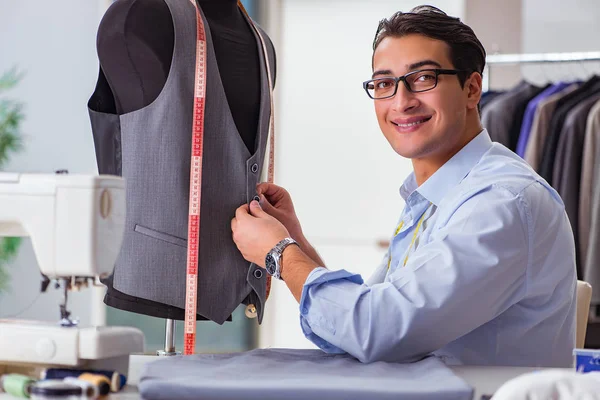 Joven sastre trabajando en ropa nueva —  Fotos de Stock