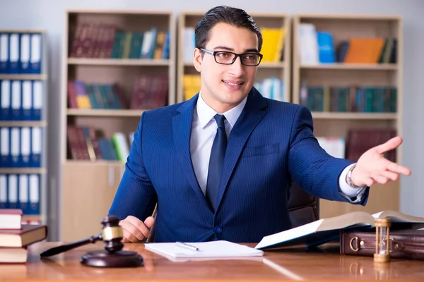 Juez guapo con mazo sentado en la sala — Foto de Stock