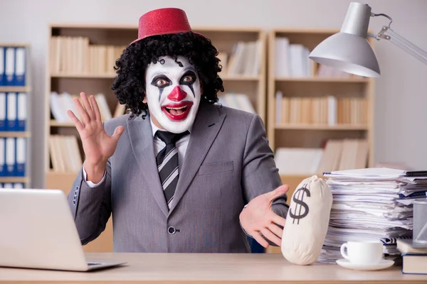 Clown-Geschäftsmann arbeitet im Büro — Stockfoto