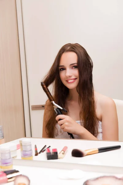 Bella donna che fa i capelli preparandosi per la festa — Foto Stock