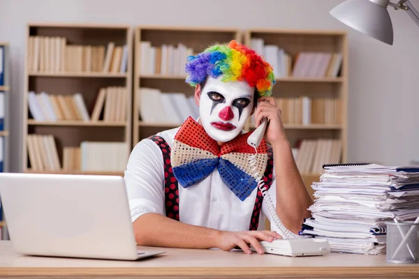 Clown affärsman som arbetar på kontoret — Stockfoto