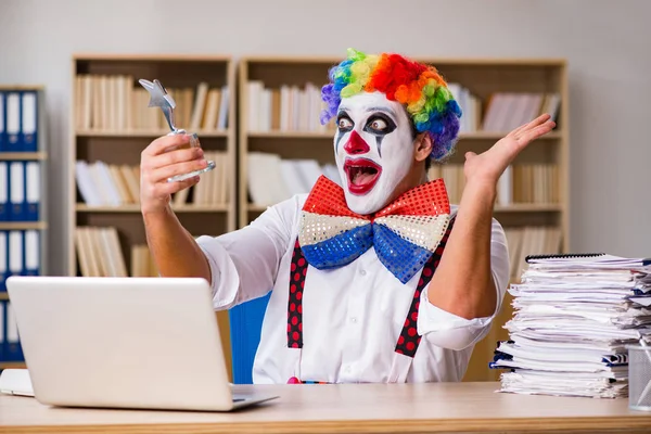 Clown zakenman werkzaam in het kantoor — Stockfoto