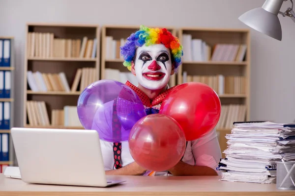 Homme d'affaires clown travaillant dans le bureau — Photo