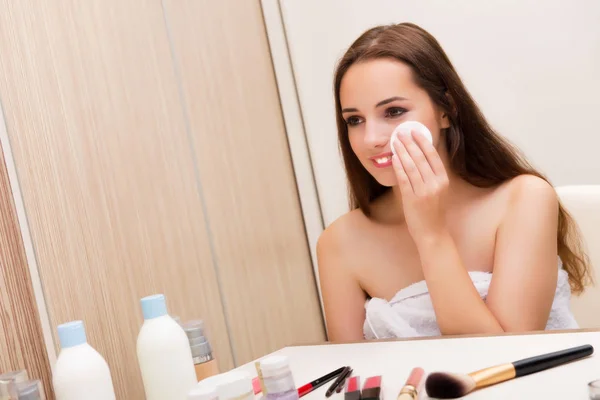 Donna che fa il trucco a casa preparandosi per la festa — Foto Stock