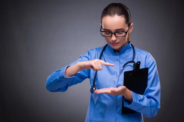 Ung läkare i medicinska begrepp — Stockfoto