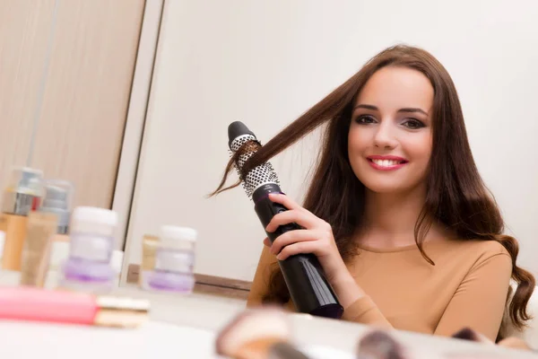 Bella donna che fa i capelli preparandosi per la festa — Foto Stock