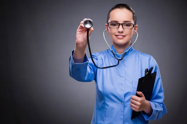 Ung läkare i medicinska begrepp — Stockfoto