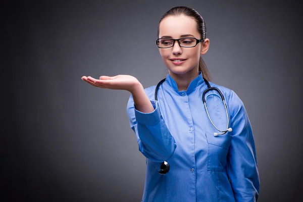 Ung läkare i medicinska begrepp — Stockfoto