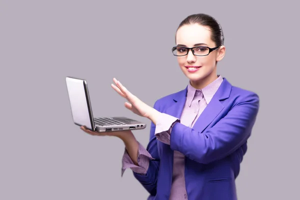 Affärskvinna med bärbar dator i affärsidé — Stockfoto