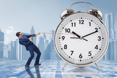 Saati zaman yönetimi kavramı çekerek işadamı