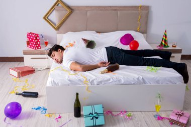 Adam evde ağır parti sonra