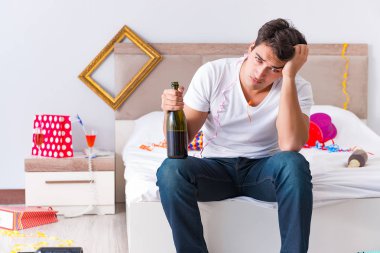 Yoğun bir Noel 'den sonra evde parti var.