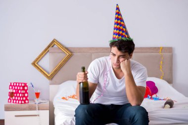 Adam evde ağır parti sonra