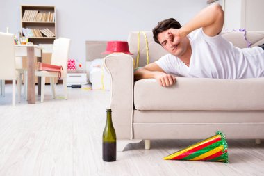 Adam evde ağır parti sonra