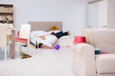 Adam evde ağır parti sonra