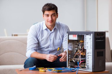 BT teknisyeni bozuk bilgisayar bilgisayarını tamir ediyor