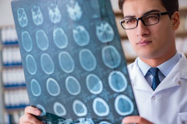 Genç doktor bilgisayarlı tomografi x-ray görüntü arıyor