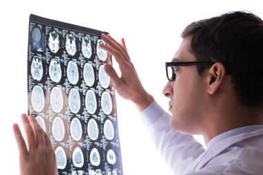 Genç doktor bilgisayardaki röntgen görüntülerine bakıyor.