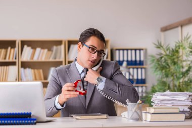 Adam yapma teklifi yere telefon