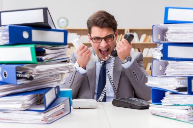 Aşırı çalışma nedeniyle stresli bir işadamı