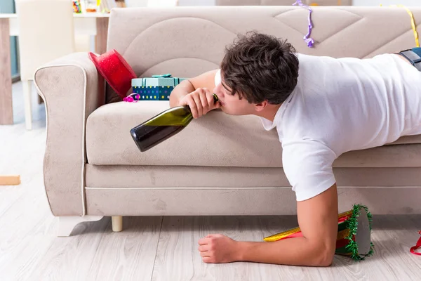 Homem após pesada festa de Natal em casa — Fotografia de Stock