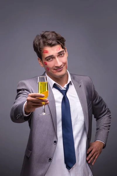 Romantiska koncept med mannen och champagne — Stockfoto