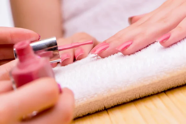 Las manos de la mujer durante el procedimiento de manicura —  Fotos de Stock