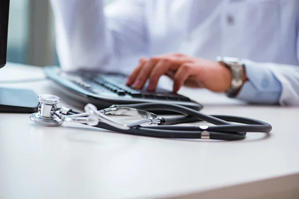 Doctor trabajando en el ordenador — Foto de Stock