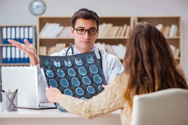 Ung läkare tittar på datortomografi röntgen bild — Stockfoto