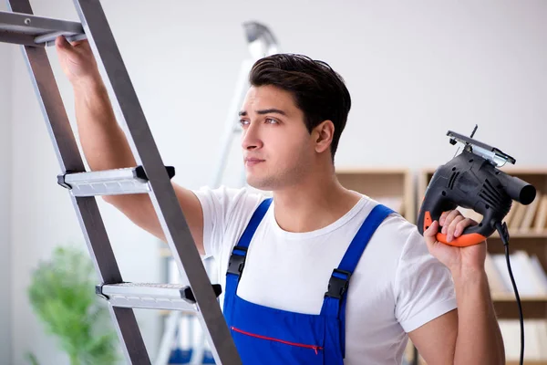 Reparador trabajando con perforadora de perforación — Foto de Stock